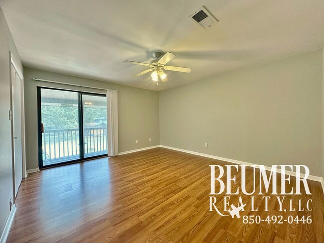 Building Photo - 2br 1.5 bath Townhome Located Close to Water