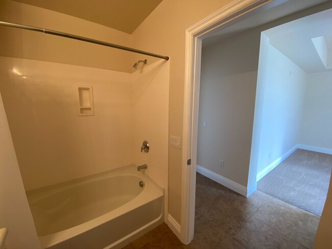 Building Photo - FABULOUS 4TH FLOOR CONDO IN GATED COMMUNIT...