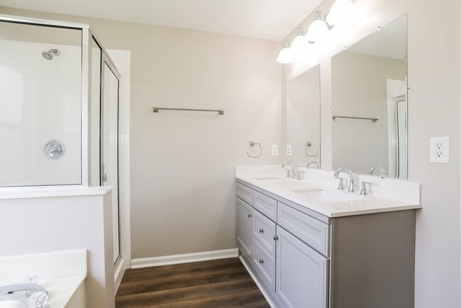 Building Photo - 1926 Old Moss Ln