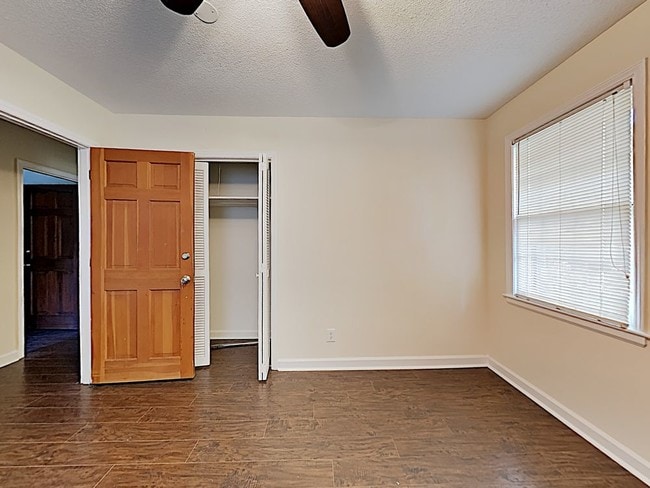 Building Photo - 4200 Oakridge Dr Columbia SC 29204