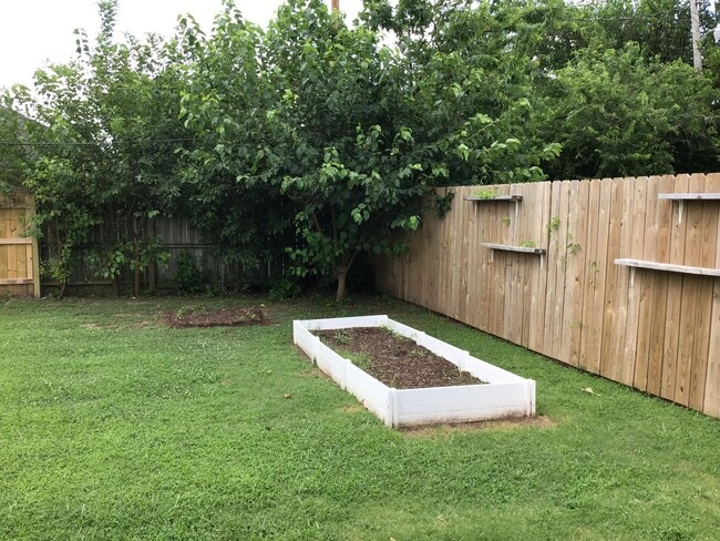 Building Photo - 3 bedroom, 1 1/2 baths and a 1 car garage ...