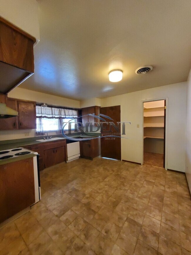 Building Photo - (2526m) 231 E. 18th St/ 1806 Sampson