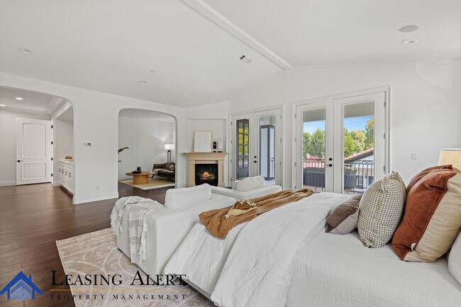 Building Photo - 5011 Hayvenhurst Ave