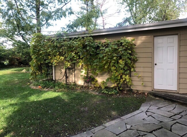 Building Photo - 2616 Fontana Dr