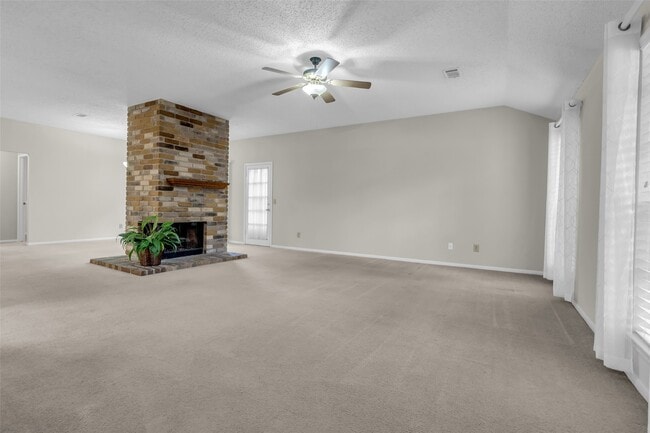 Building Photo - 10 Treadwell Ct