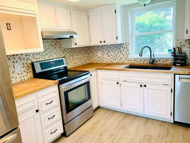 Building Photo - Light, Bright and Updated 2 bed 1.5 bath townhouse in Lynnwood