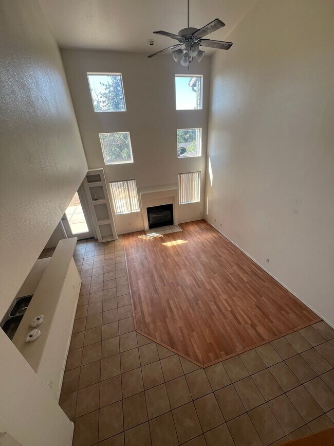 Building Photo - AVAILABLE NOW: 3 Bedroom Townhome Westside...