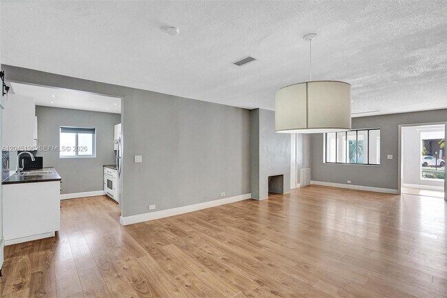 Building Photo - 9040 Carlyle Ave