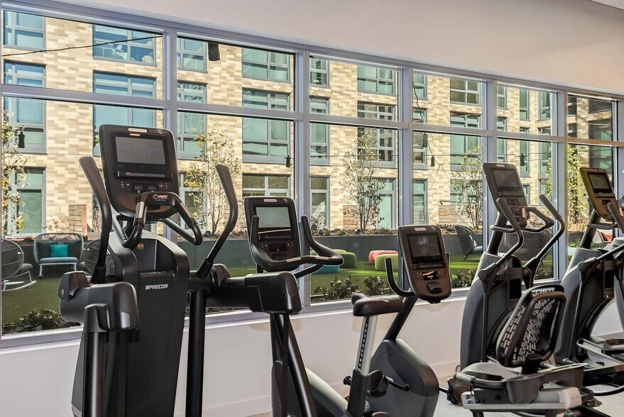 Building Photo - 350 Maple Dr SW