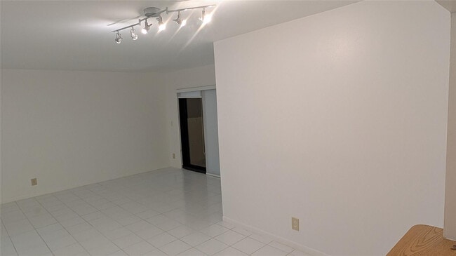 Building Photo - 2372 NW 39th Ave