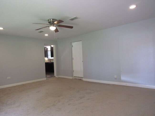 Building Photo - Contact Peggy 501 676 1758
