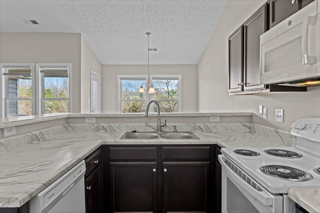 Building Photo - Freshly Remodeled 3rd Floor Apartment