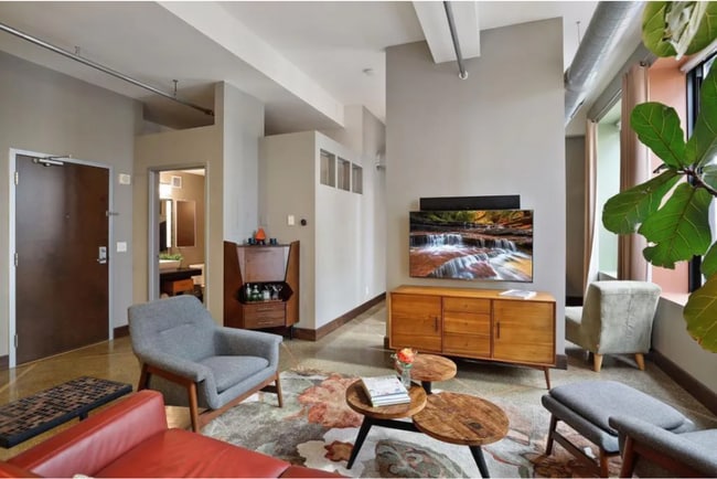 Building Photo - Historic Lowry Condo For Rent