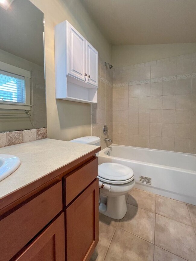 Building Photo - 2Bd/3Ba Seattle Townhouse