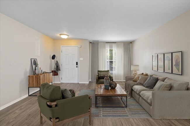 Building Photo - 898 Stonehurst Dr