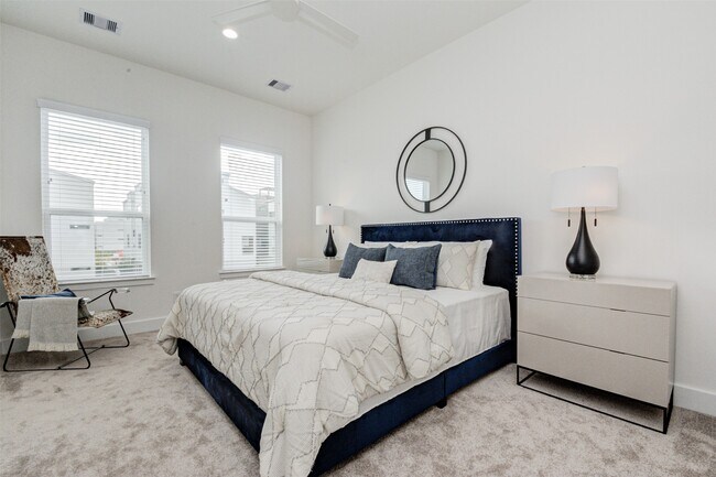 Building Photo - 1131 W 17th St