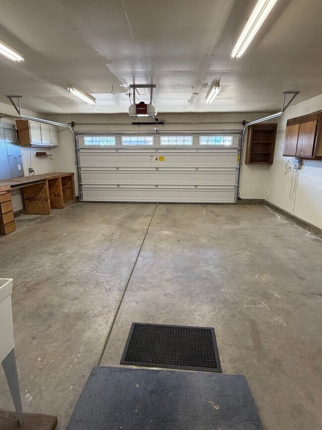 Building Photo - 4 Bedroom home in Ravenwood Estates