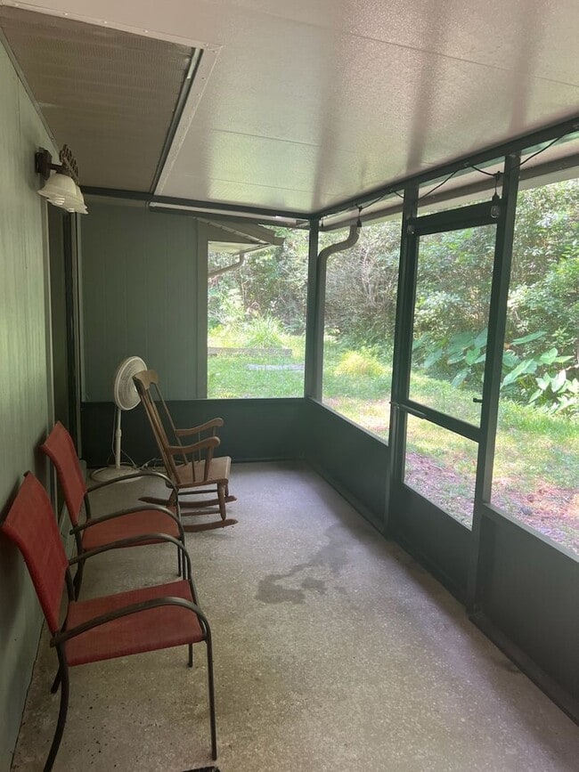 Building Photo - Super cute 3 bedroom 2 bath in NW Miram Manor