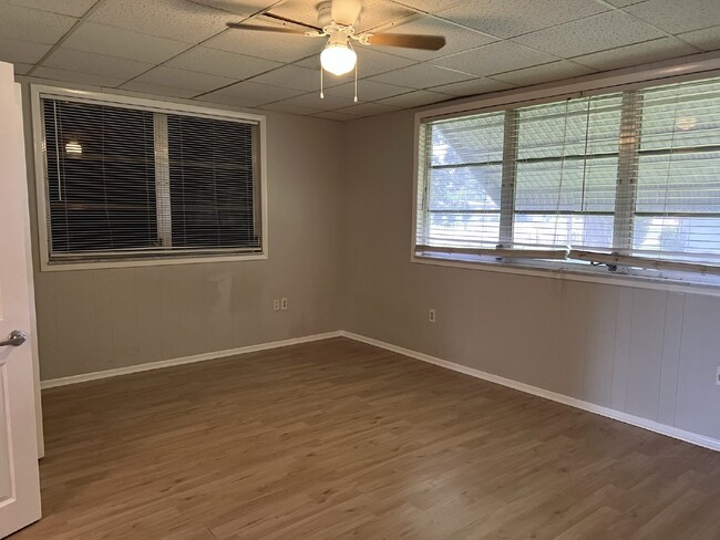 Building Photo - 3 bed - 1 bath on a corner lot