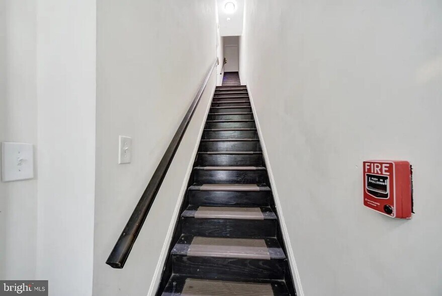 Staircase - 2517 Saint Paul St