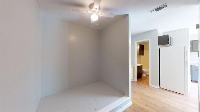 Building Photo - 725 Peppertree Dr