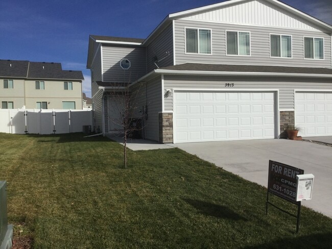 Primary Photo - 3 BEDROOM 2.5 BATHROOM SADDLE RIDGE TOWNHOUSE