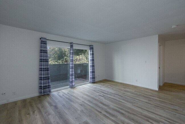 Building Photo - 145 Camarillo- LT