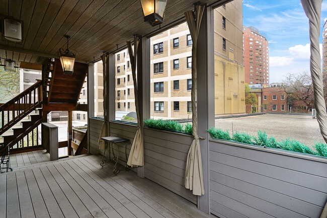 Building Photo - 1347 N State Pkwy