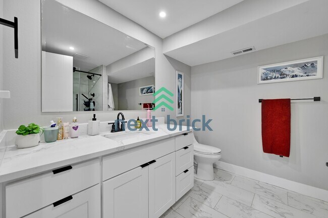 Building Photo - "Spacious 4-Bedroom Retreat with 3 Baths in the Heart of Kirkland – 2,480 Sq. Ft. of Pure Comfort!"