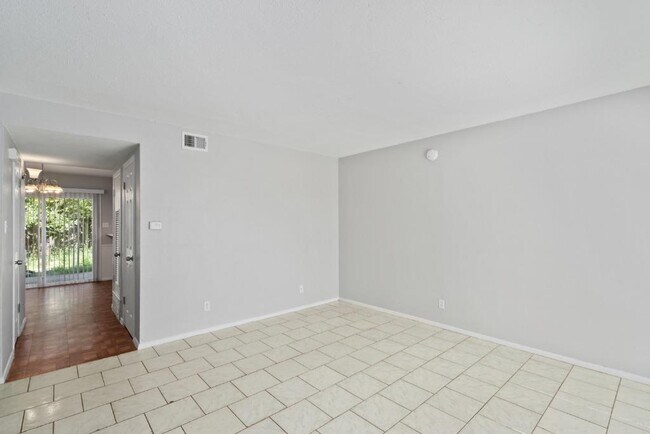 Building Photo - 5800 Belmoor Dr