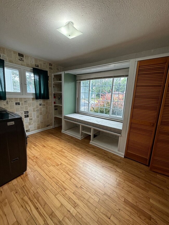 Building Photo - Spacious Home in Gaylord