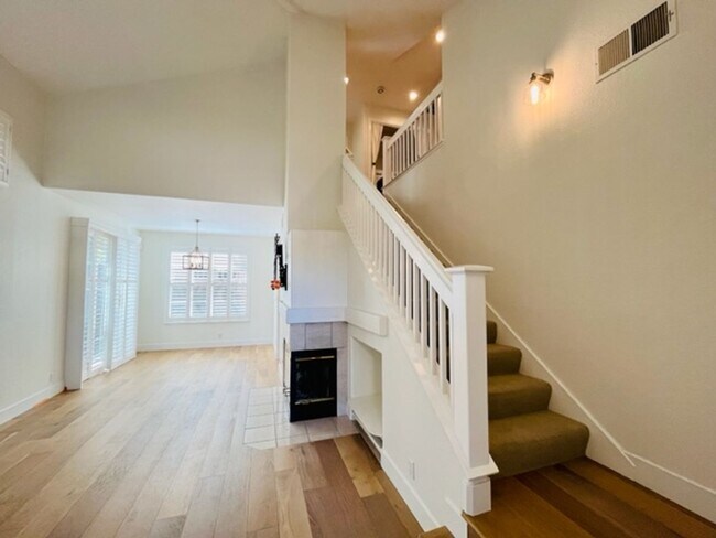 Building Photo - Move-in Ready 3BD/2.5BA, Two-Story Home in Stony Brook in Downtown Danville