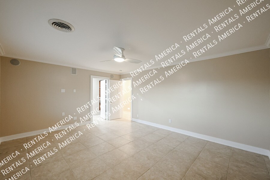 Building Photo - 1424 N Gene Ave