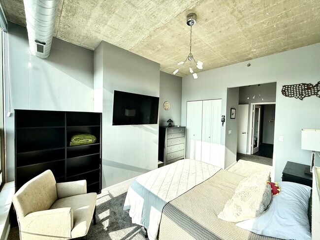 Building Photo - 125 E 13th St