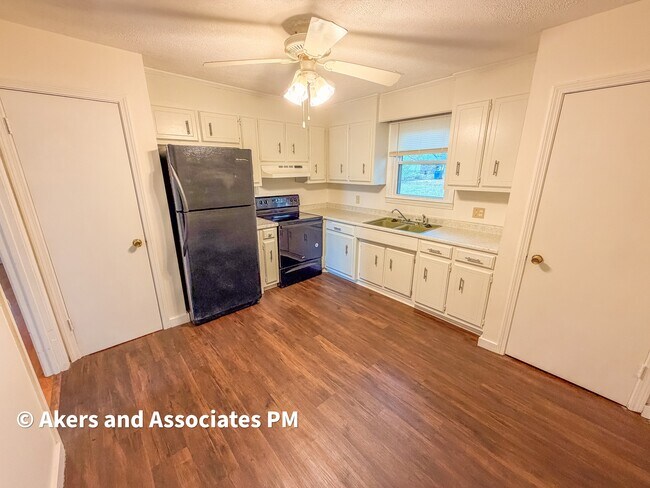 Building Photo - 3 Prestbury Dr