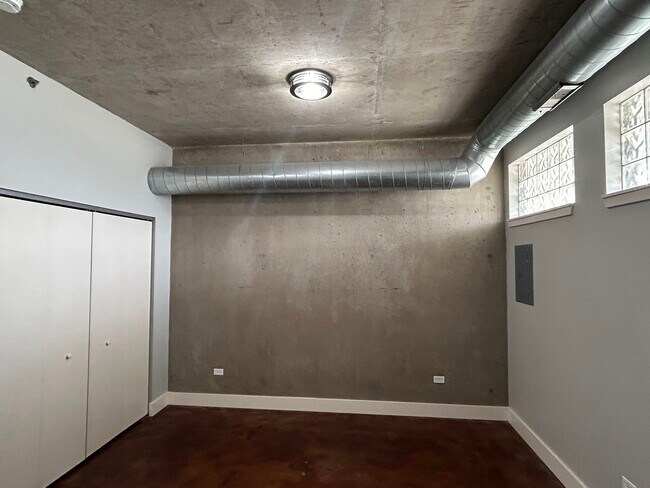 Building Photo - 326 River St