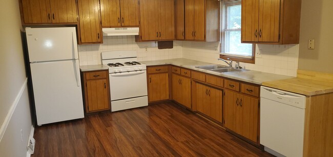 Building Photo - 3 bd, 1 ba house, N Columbia, new paint, f...