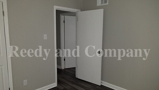 Building Photo - 893 Linwood Rd