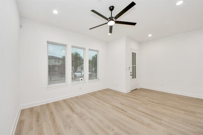 Building Photo - 5137 Pederson St