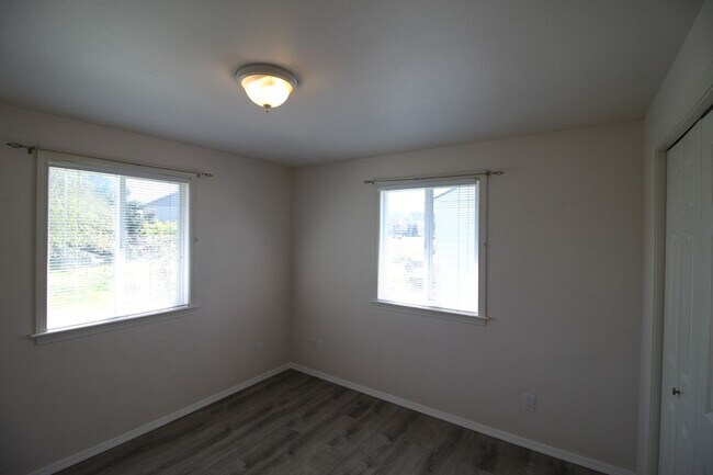 Building Photo - 2 Bed 1 Bath - Dog Friendly - Ideal Location - Windjammer Park