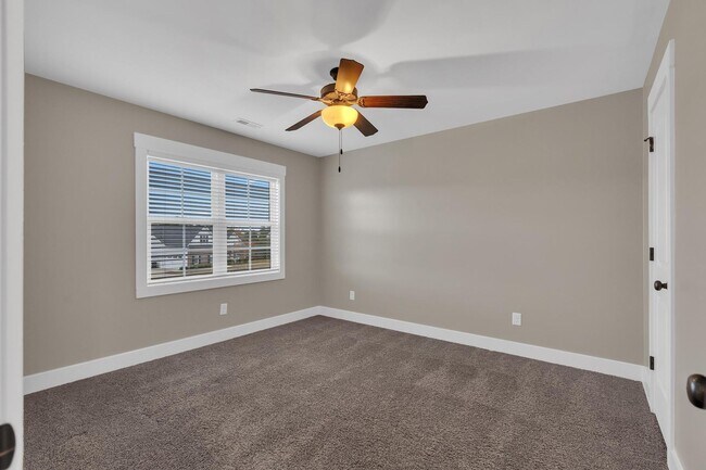 Building Photo - Large home in Swansboro School District