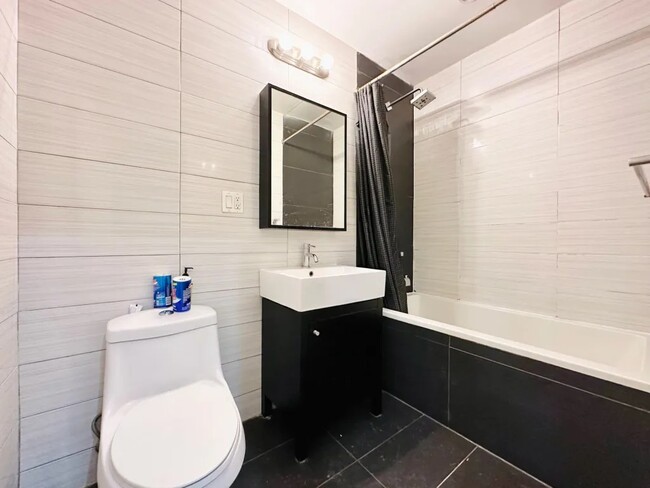 Building Photo - Private Bedroom in a 4 bedroom / 2 bathroo...