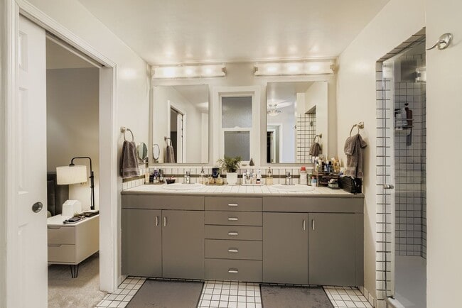 Building Photo - Medina Home