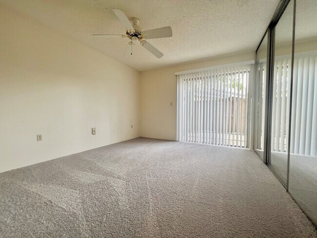 Building Photo - Cedarbend 5274-3