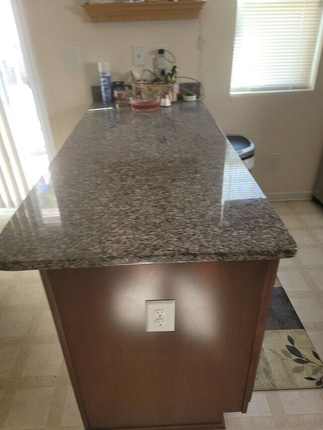 Building Photo - 3 bedroom 2.5 bath townhome in University Area