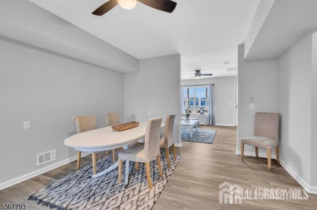 Building Photo - 28 Bay Ave