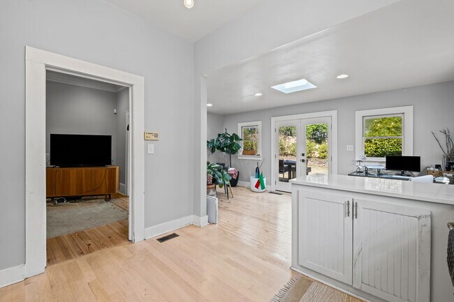 Building Photo - 805 Antone St NW