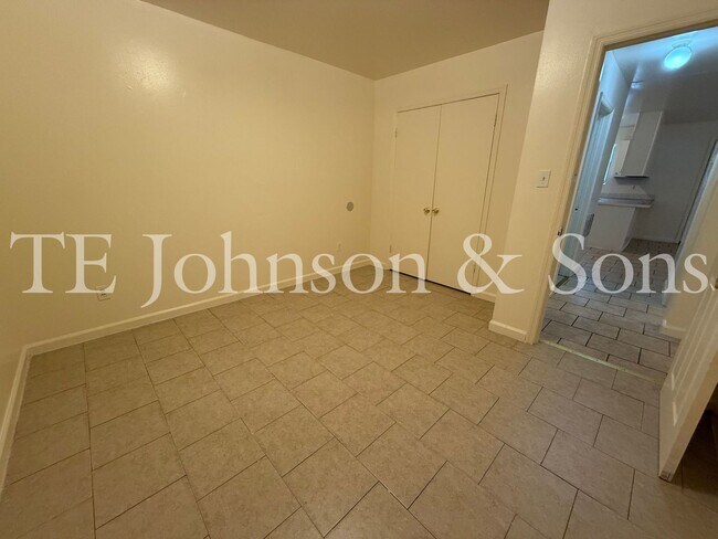 Building Photo - Comfortable 2 Bedroom Living with All Utilities Included on Oakcroft