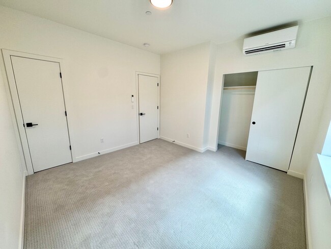 Building Photo - *1 MONTH FREE RENT* A 2bd/2bath Modern Tow...