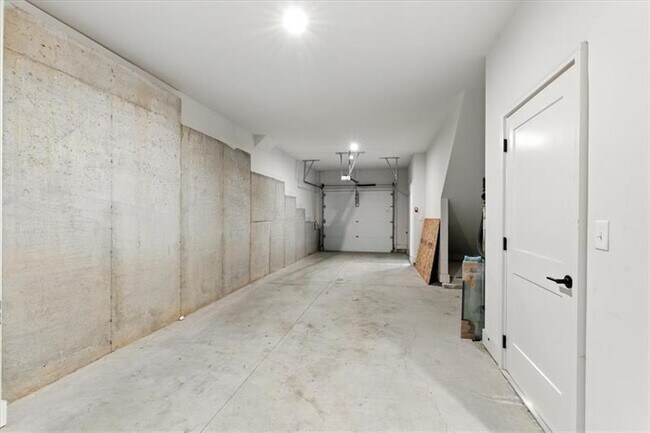 Building Photo - 170 Color Cir